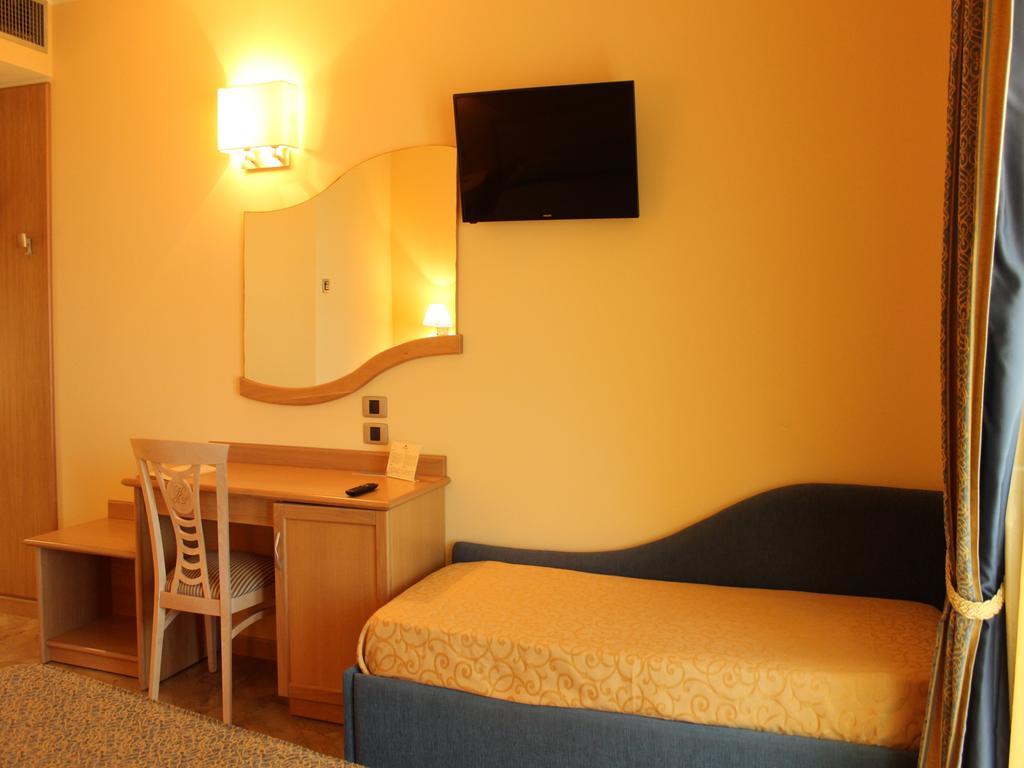 Blu Tropical Resort Zambrone Quarto foto